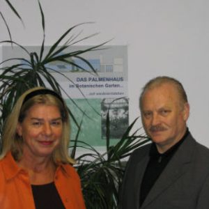 Ratsfrau Anne Kerber und Ratsherr Kurt Schrader vor dem Entwurfsplakat des Palmenhauses