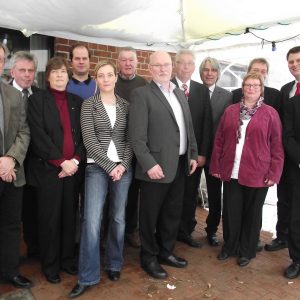 Von links: Michael Gutzeit, Günter Strohtotte, Annette Gocht, Falk Ilskenmeier, Sabine Hollmann, Jubilar Peter Lauter, Clemens Offel, Klaus Brandner, Hans Feuß, Sabine Offel, Thomas Ostermann, Thorsten Klute, Irwin