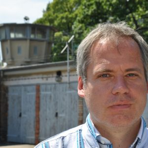 In Vorträgen, Zeitzeugen-gesprächen und Lesungen schildert Thomas Raufeisen seine Erlebnisse im Spannungsfeld zwischen Demokratie und Diktatur.
