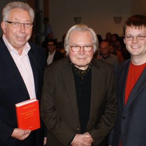 Prominenter Ratgeber zur Krisenbewältigung: Dennis Selent (stellv. Ortsvereinsvorsitzender) und Klaus Brandner (ehem. SPD-Abgeordneter) freuten sich über den Besuch des Sozialphilosophen Oskar Negt.