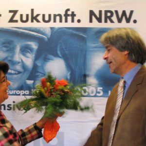 Maria Unger gratuliert Hans Feuß zur Nominierung.