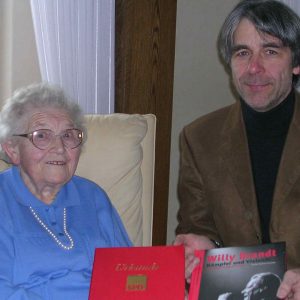 Frieda Tütermann wird für ihre 75jährige Mitgliedschaft geehrt.